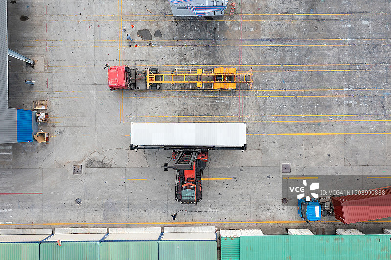 叉车在集装箱堆场移动集装箱图片素材