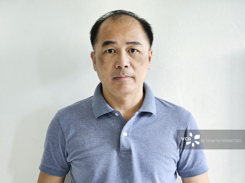 沉思的成年男人图片素材