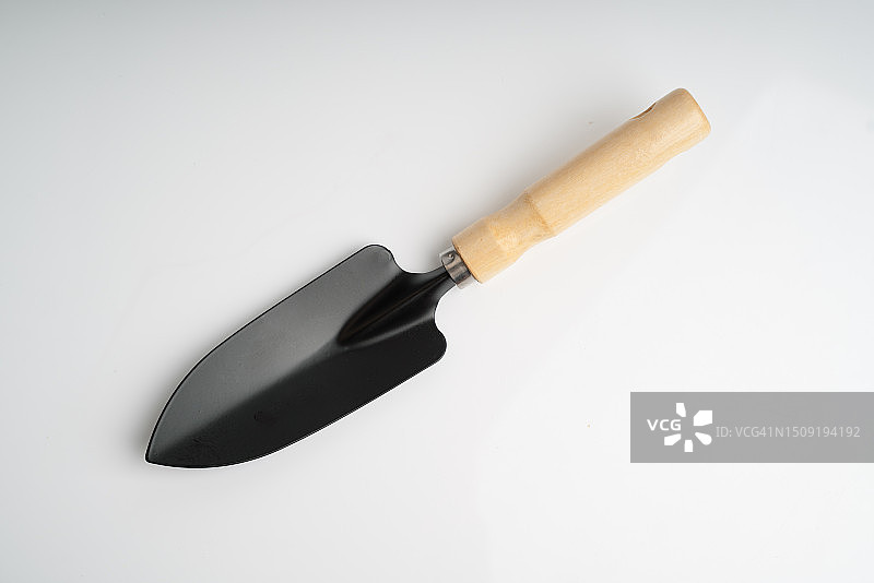 白色背景上的园艺用金属铲图片素材