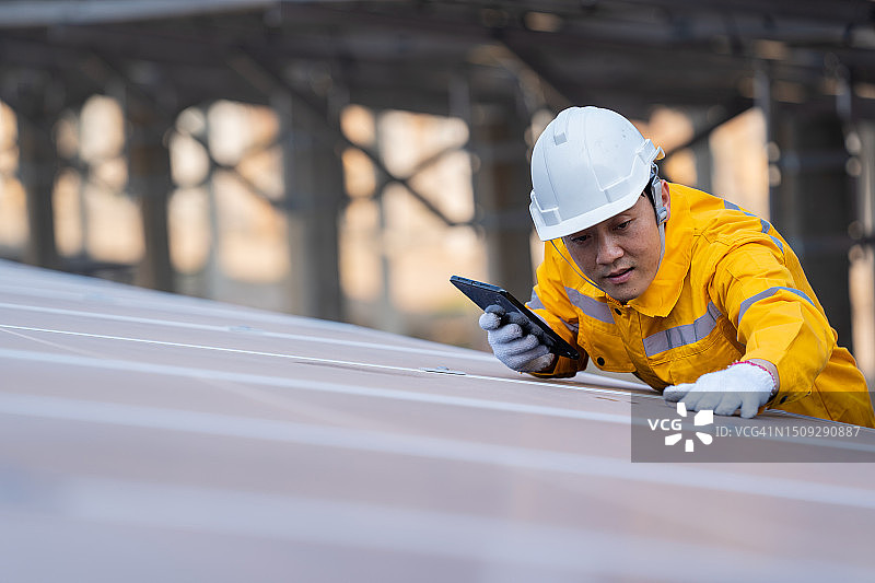 工程师检查太阳能电池板的安装图片素材