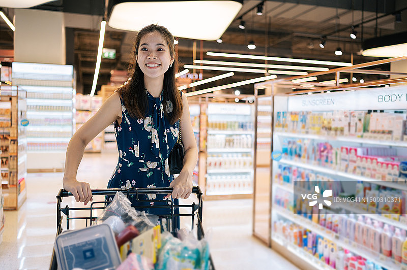 亚洲可持续生活方式：在商场选择环保和可重复使用的回收物品图片素材