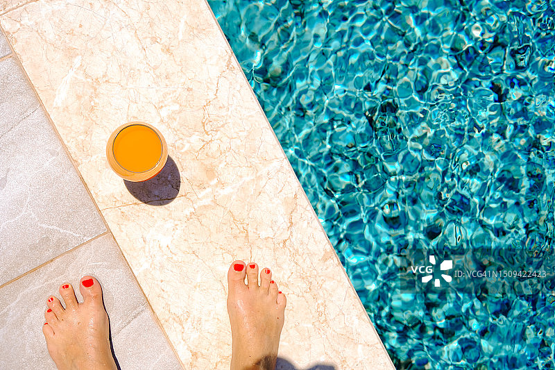 夏季假期概念：泳池边的果汁图片素材
