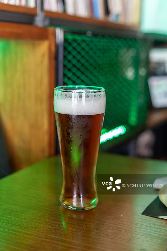 一杯冰镇啤酒图片素材