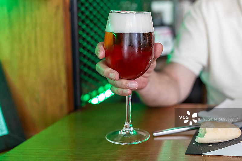 用一杯啤酒敬酒图片素材