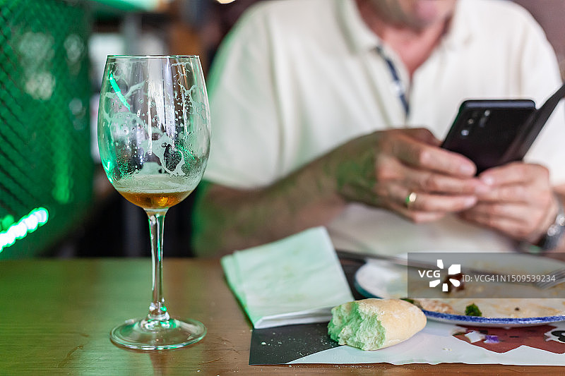 男人在餐厅用餐时使用手机图片素材