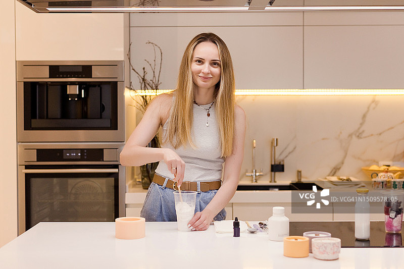 女人制作蜡烛模具图片素材