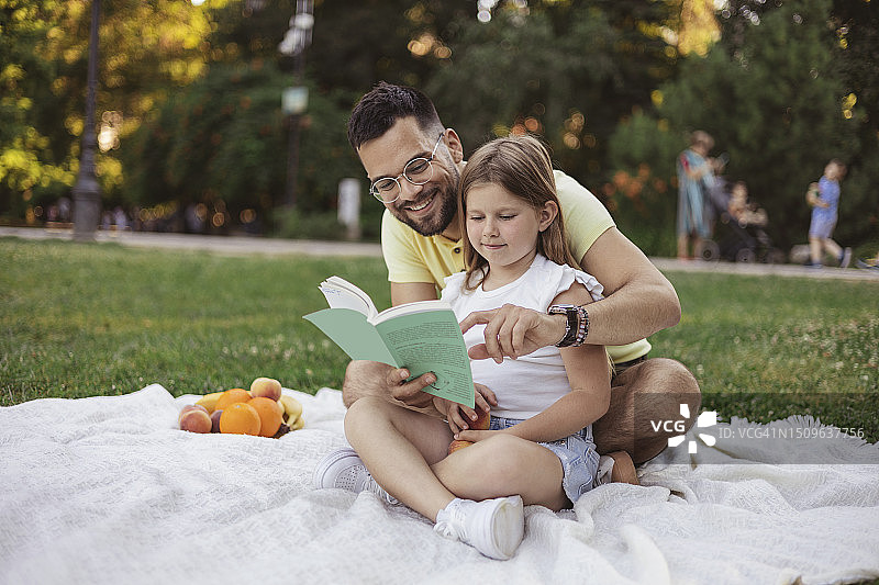 和爸爸在一起的时光总是美好的图片素材