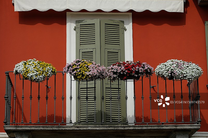 带露台和鲜花的阳台图片素材