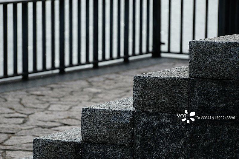 带有锈迹的混凝土表面：自然硬化水泥图片素材