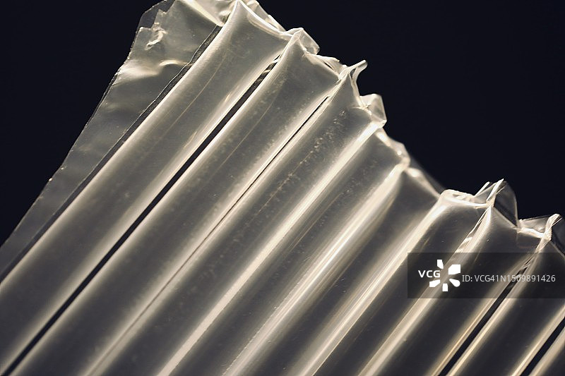 黑色背景上的气泡膜包装材料图片素材