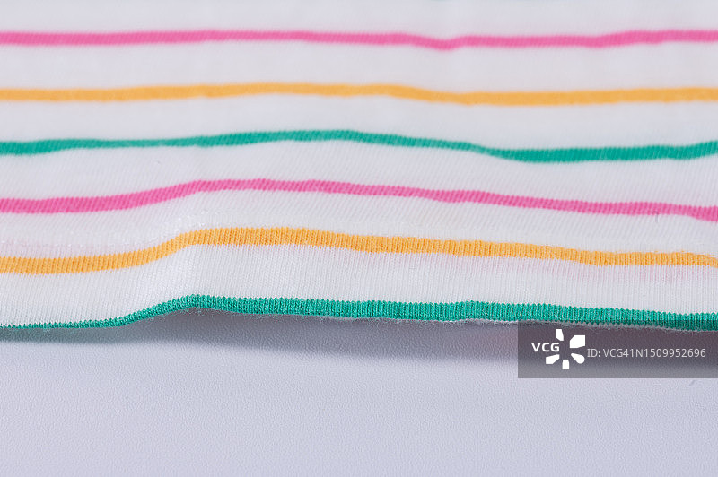 白色棉布背景上的彩色条纹图片素材