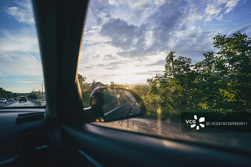 从车窗看到的日落图片素材