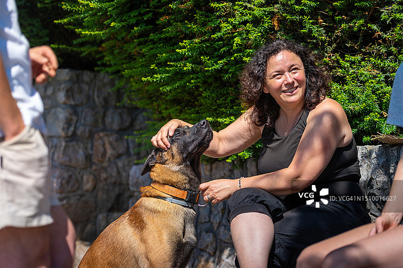 女子与狗图片素材