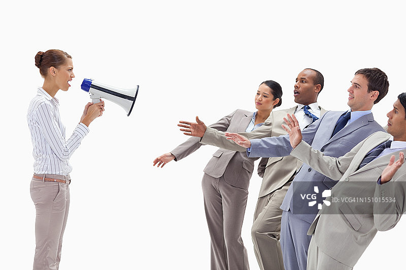 对着穿着西装的人用扩音器喊叫的女人图片素材