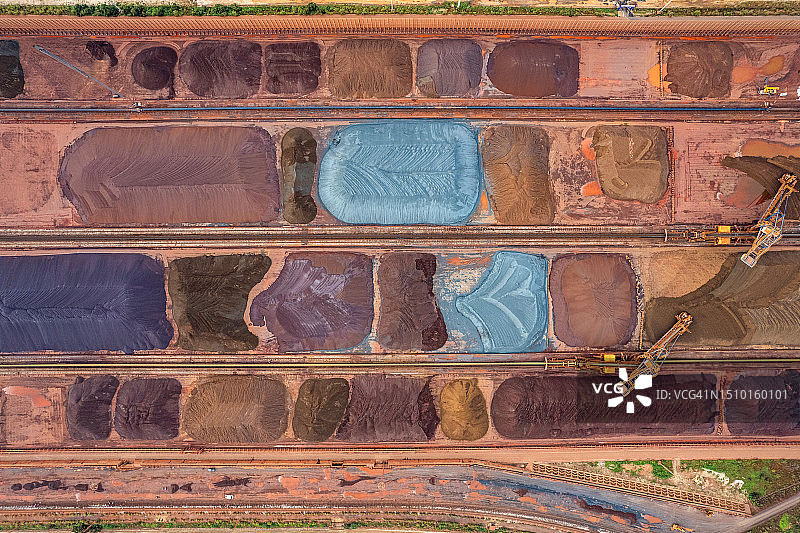 堆积矿石原料的码头航拍竖版照片图片素材