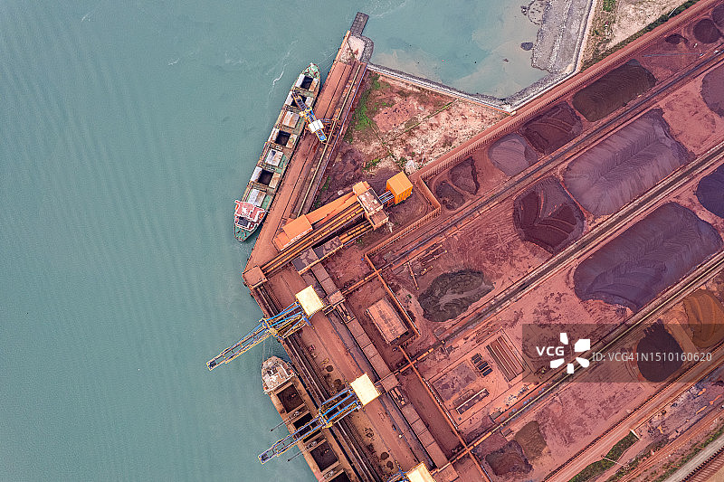 海边堆放矿石原料的码头图片素材