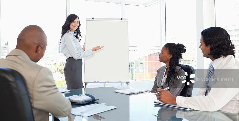 三名员工认真听讲座图片素材