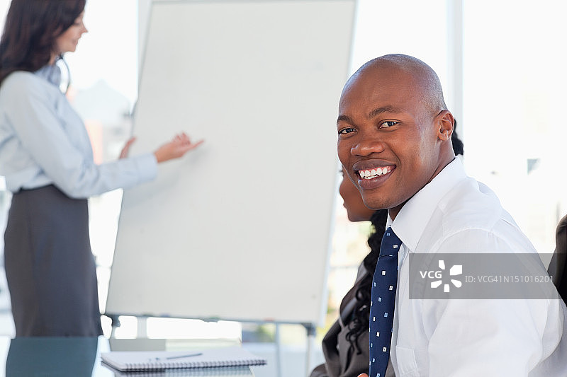 在会议室办公桌前工作的年轻女职员图片素材