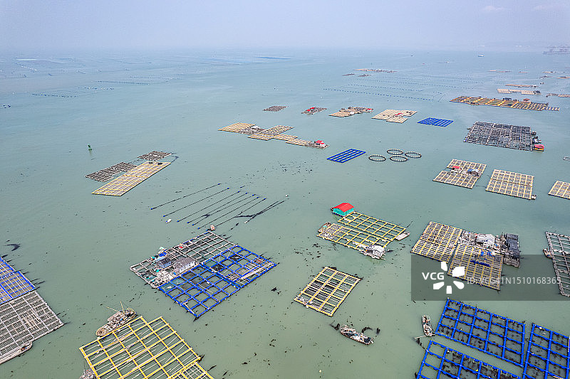 阳光明媚的一天，海上养鱼厂航拍图片素材