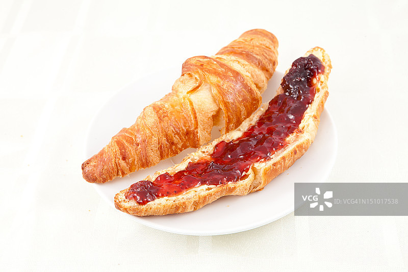 盘子里的羊角面包图片素材