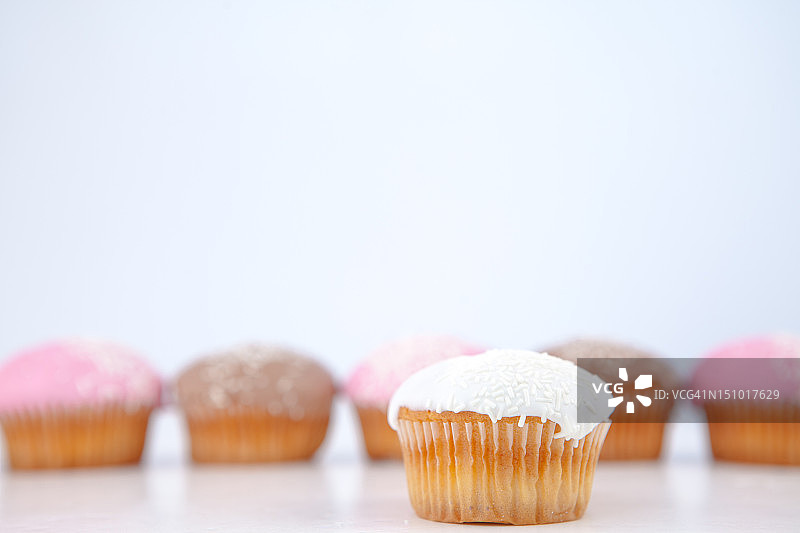 一排撒有糖粉的玛芬蛋糕图片素材