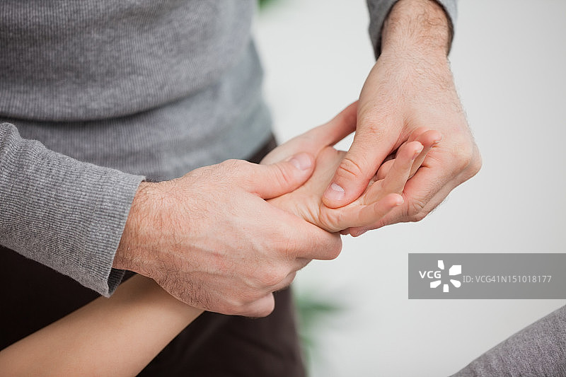 理疗师手部按摩图片素材