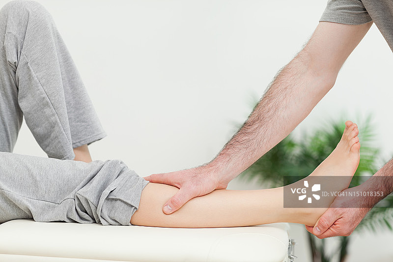 女性腿部拉伸特写图片素材