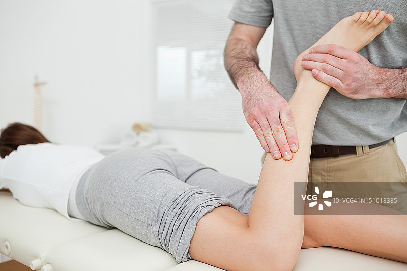 医生检查女人腿部图片素材