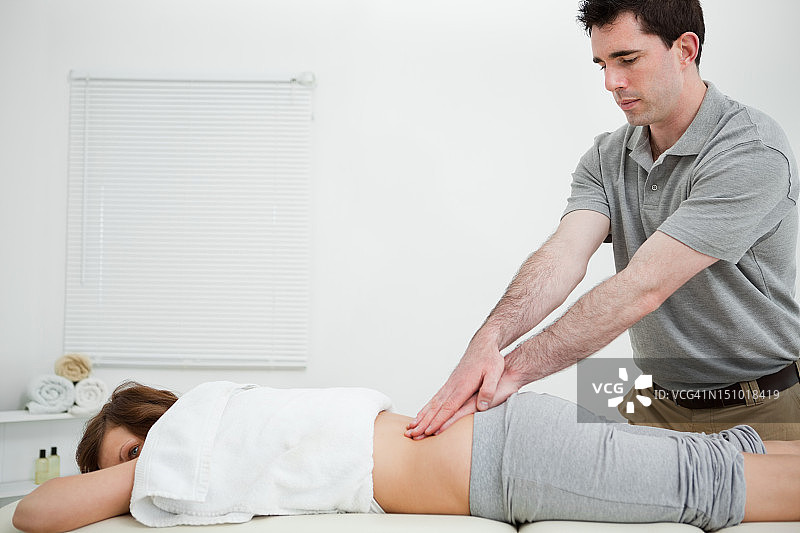 男子站立按摩女子背部图片素材