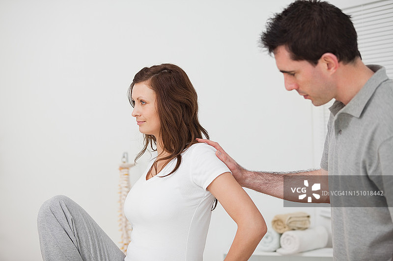 男人触摸女子的背部，女子坐着图片素材