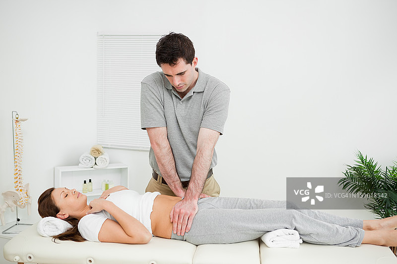 理疗师为宁静的女人进行治疗图片素材