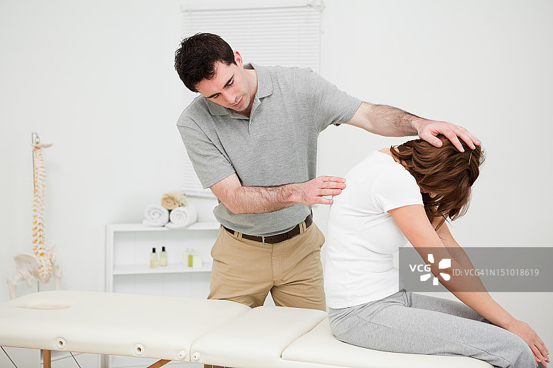 物理治疗师检查女人的脊柱图片素材