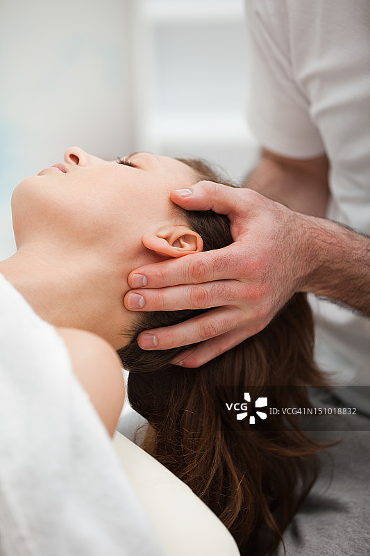 治疗师按摩女性的颈部图片素材