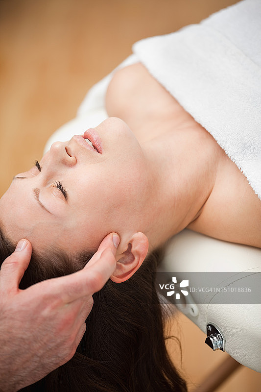 头部按摩中的仰卧女人图片素材