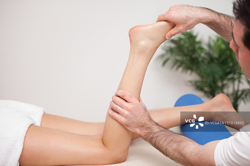 医生正在检查患者的腿部图片素材