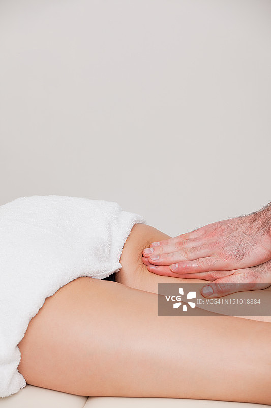 骨科医生按摩女性大腿图片素材