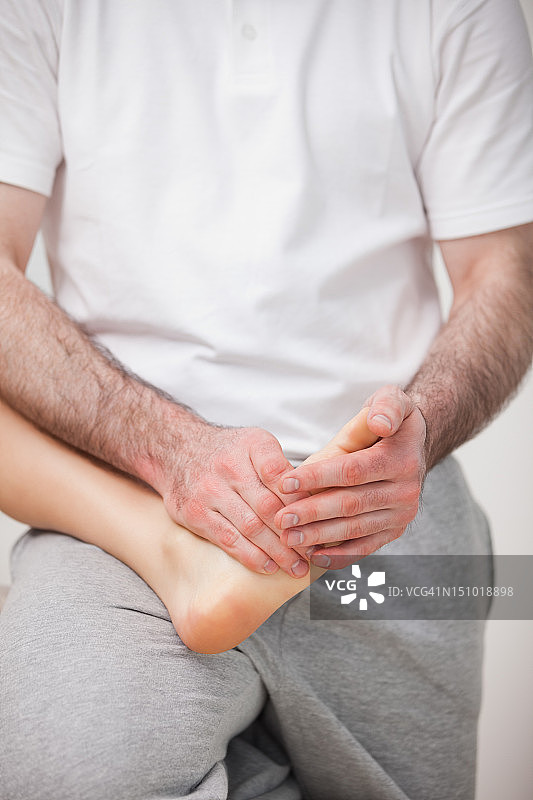 足科医生检查女性的脚图片素材