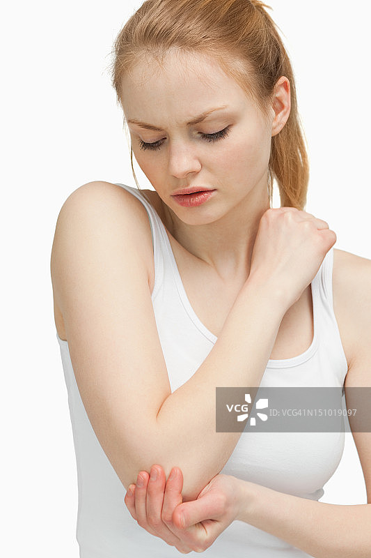 女人触摸她的胳膊肘图片素材