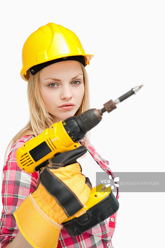 拿着电动螺丝刀的严肃女人图片素材