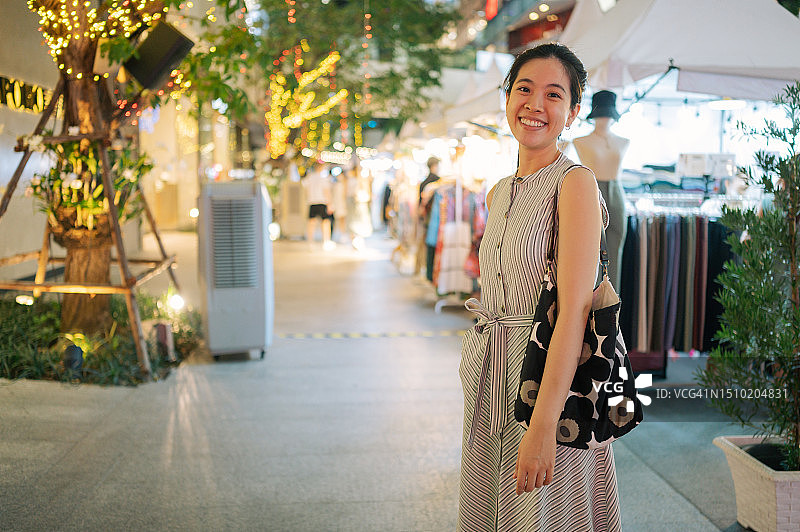 Z世代可持续生活方式购物：手提袋、二手街头风与最优价格图片素材