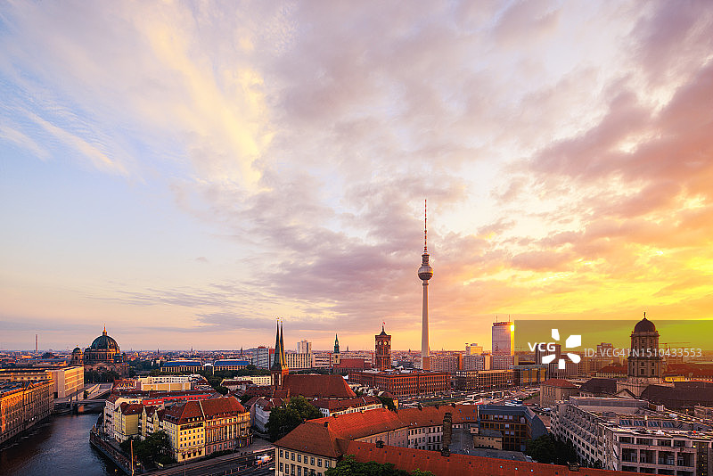 柏林电视塔夏季天际线全景图片素材