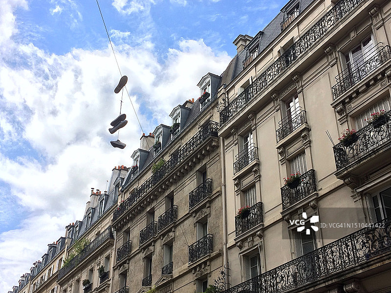 巴黎建筑前的晾晒的鞋子图片素材
