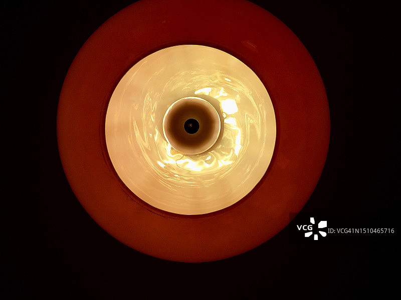 抽象视图中的红黄色眼睛形灯图片素材