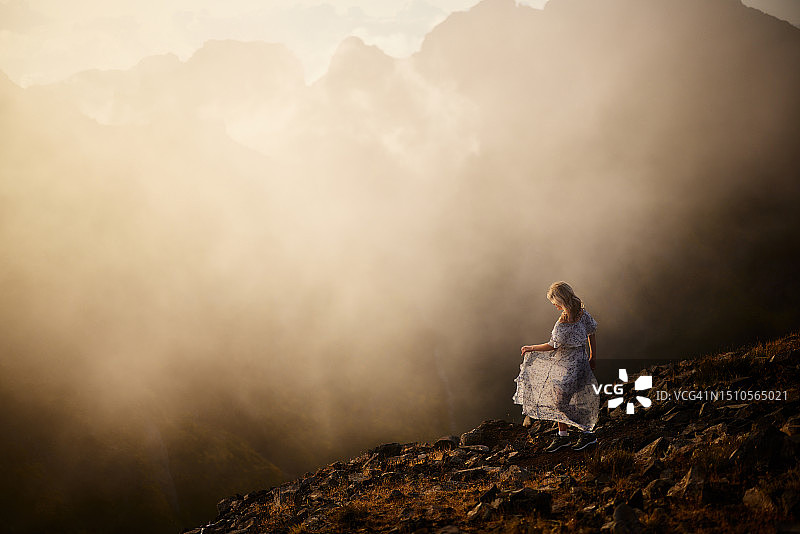 在雾天山中玩耍的女子图片素材