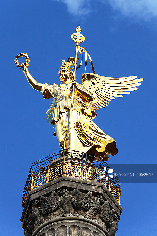 柏林胜利柱上的金色雕塑图片素材