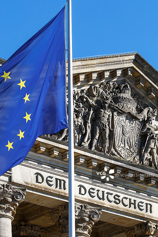 德国联邦议院大厦与欧盟旗帜，德国柏林图片素材