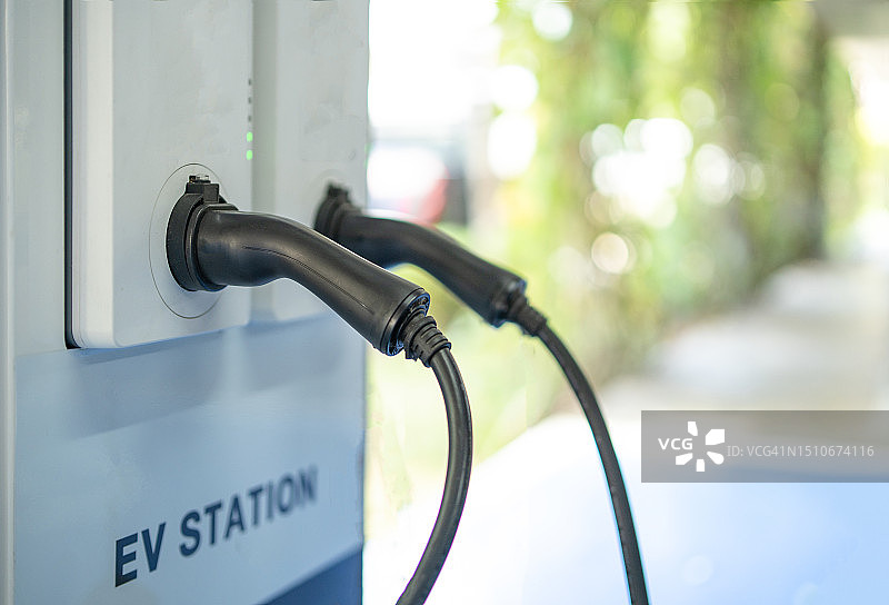 电动汽车充电站电源插头特写图片素材