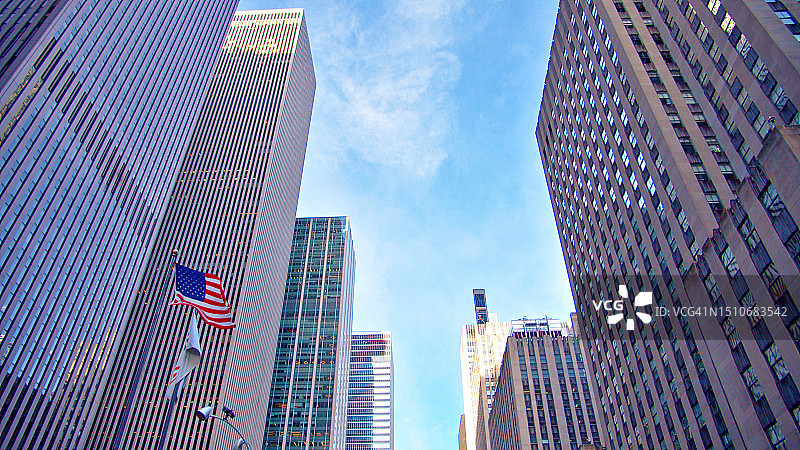 第六大道曼哈顿著名企业大楼与美国国旗图片素材