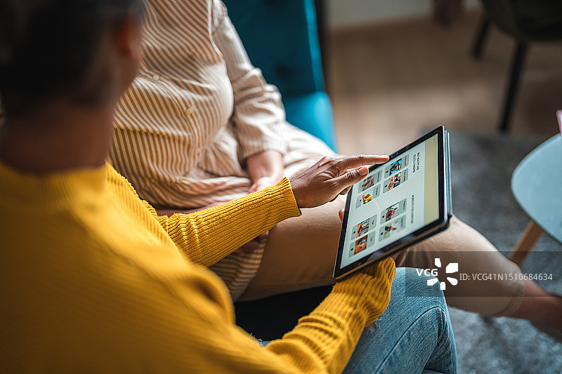 健身App辅助营养师指导客户锻炼图片素材