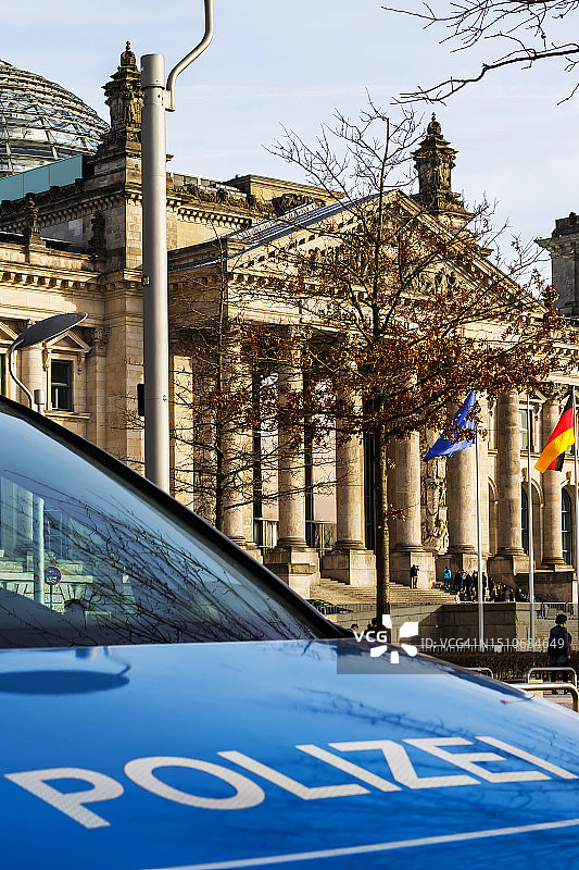 德国柏林国会大厦前的警车图片素材